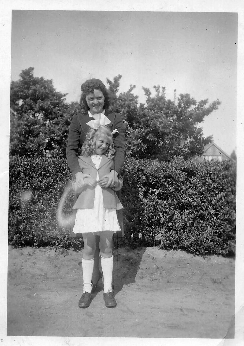 Klik voor foto in apart venster janny_van_den_broek_als_kindermeisje_van_sonja_van_der_woord._mw_van_der_woord_was_een_zus_van_buurvrouw_fie_kooij.jpg